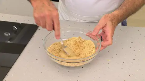 Agrega la mantequilla fundida y mezcla bien Agrega la mantequilla fundida y mezcla bien