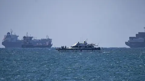 Buques de la Flotilla escoltados por la Armada Israelí Buques de la Flotilla escoltados por la Armada Israelí