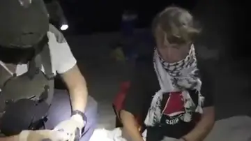 Un militar del Ejército de Israel registra las perteneciencias de la activista Greta Thunberg Un militar del Ejército de Israel registra las perteneciencias de la activista Greta Thunberg