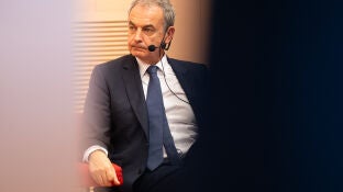 El expresidente del Gobierno Jos&eacute; Luis Rodr&iacute;guez Zapatero, interviene durante una jornada dedicada a las pol&iacute;ticas de diversidad e inclusi&oacute;n, a 30 de septiembre de 2025, en Oviedo, Asturias (Espa&ntilde;a). El evento re&uacute;ne a estudiantes, profesorado y expertos para reflexionar sobre los avances, retos y propuestas en materia de diversidad, igualdad e inclusi&oacute;n social en Espa&ntilde;a y Europa. 30 SEPTIEMBRE 2025 Juan Vega / Europa Press 30/09/2025