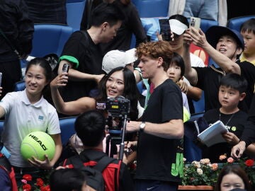 Jannik Sinner atiende a los aficionados en Pekín
