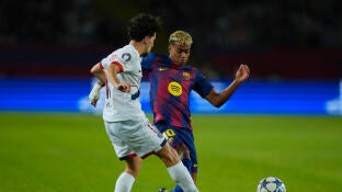Vitinha, presionado por Lamine Yamal en Montjuic
