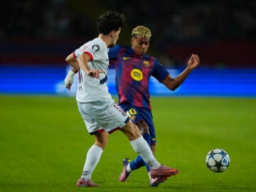 Vitinha, presionado por Lamine Yamal en Montjuic