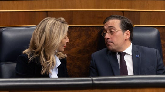 Yolanda D&iacute;az y Jos&eacute; Manuel Albares en el Congreso