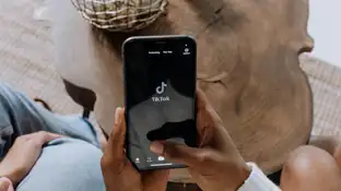 Una persona abriendo la aplicación de TikTok Una persona abriendo la aplicación de TikTok