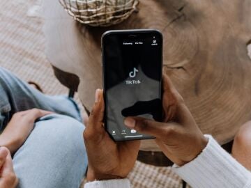 Una persona abriendo la aplicación de TikTok