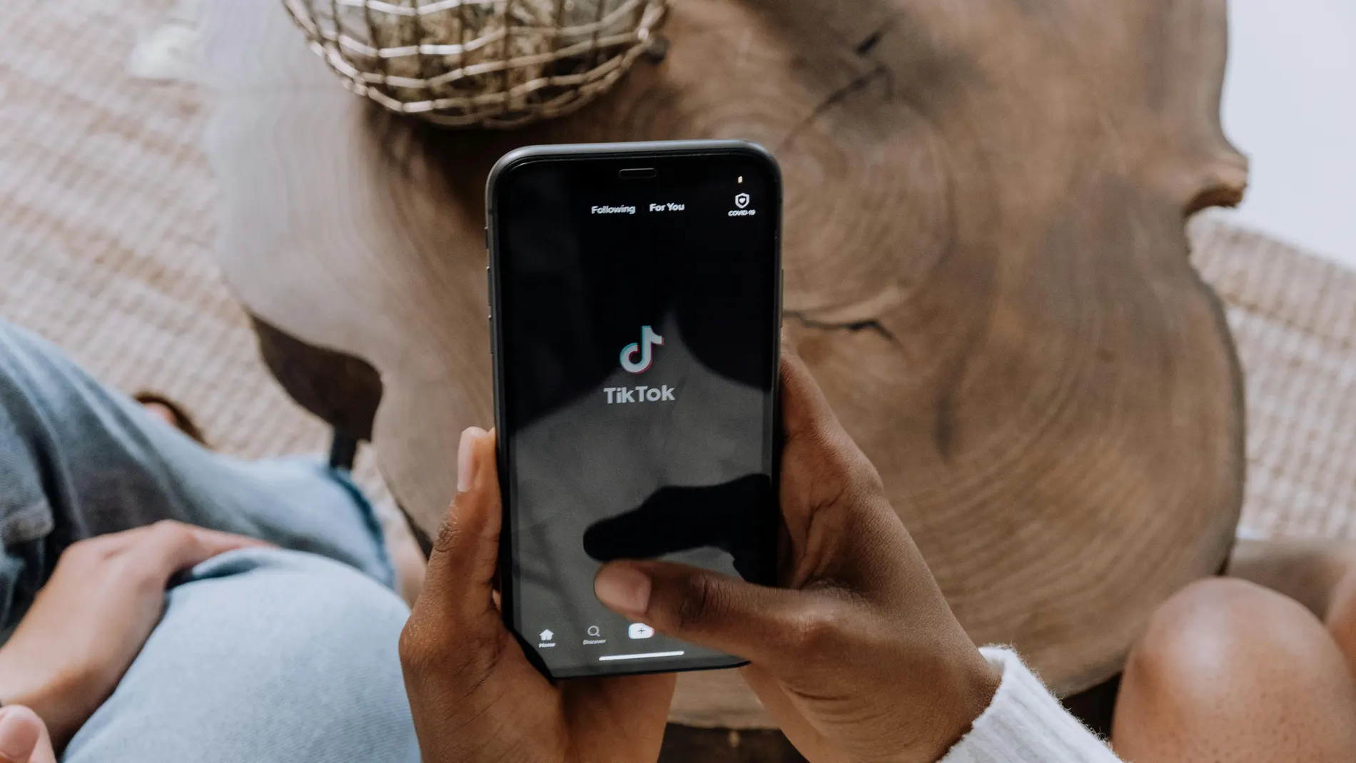 Una persona abriendo la aplicación de TikTok Una persona abriendo la aplicación de TikTok
