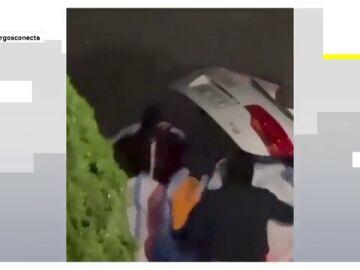 Cuatro encapuchados accedieron al local tras impactar un vehículo de gran cilindrada contra la puerta