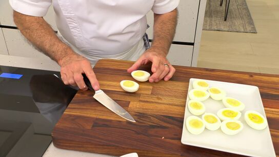 El truco de Argui&ntilde;ano para que la yema de los huevos salga centrada
