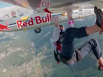 Escala un avión en pleno vuelo a 100k/h y a más de 2.500 metros de altura Escala un avión en pleno vuelo a 100k/h y a más de 2.500 metros de altura