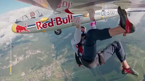 Escala un avión en pleno vuelo a 100k/h y a más de 2.500 metros de altura Escala un avión en pleno vuelo a 100k/h y a más de 2.500 metros de altura