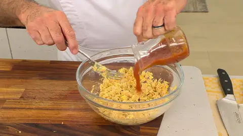 Vierte la salsa de tomate Vierte la salsa de tomate