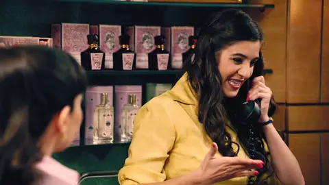 Capítulo 406 de Sueños de libertad; 2 de octubre: Carmen y Gema le cuentan a Tasio su idea para relanzar el nuevo perfume Capítulo 406 de Sueños de libertad; 2 de octubre: Carmen y Gema le cuentan a Tasio su idea para relanzar el nuevo perfume