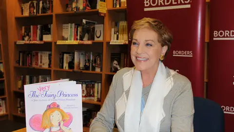 Julia Andrews firmando sus libros infantiles Julia Andrews firmando sus libros infantiles
