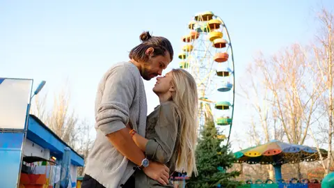 Pareja en un parque temático Pareja en un parque temático