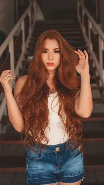 Melena pelirroja, larga y ondulada Melena pelirroja, larga y ondulada