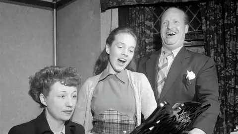 Julia Andrews con su madre y su padrastro con 16 años en 1951 Julia Andrews con su madre y su padrastro con 16 años en 1951