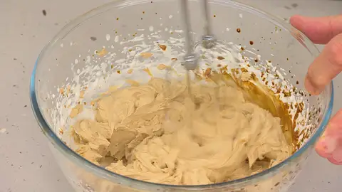 Sigue montando los ingredientes hasta que se integren Sigue montando los ingredientes hasta que se integren