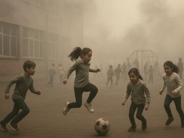 Niños jugando en el patio del colegio
