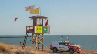 Cádiz.- Cruz Roja rescató a 128 bañistas en las playas de Chiclana, San Fernando y Algeciras en verano (Foto de ARCHIVO) Torre de Socorrismo de Cruz Roja en una de las playas de Cádiz en la que presta servicio. REMITIDA / HANDOUT por CRUZ ROJA CÁDIZ Fotografía remitida a medios de comunicación exclusivamente para ilustrar la noticia a la que hace referencia la imagen, y citando la procedencia de la imagen en la firma 27/08/2023