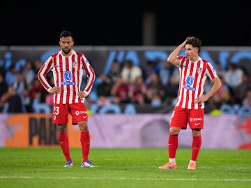 Los jugadores del Atlético durante el partido en Balaídos ante el Celta