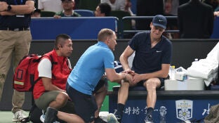Jannik Sinner siendo atendido por los fisios en la 3&ordm; ronda del Masters de Shangh&aacute;i