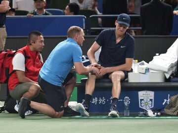 Jannik Sinner siendo atendido por los fisios en la 3º ronda del Masters de Shanghái