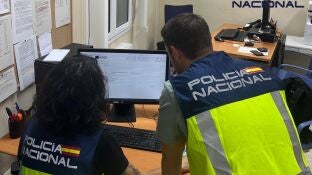 Agentes inspeccionan la documentaci&oacute;n falsa REMITIDA / HANDOUT por POLIC&Iacute;A NACIONAL Fotograf&iacute;a remitida a medios de comunicaci&oacute;n exclusivamente para ilustrar la noticia a la que hace referencia la imagen, y citando la procedencia de la imagen en la firma 03/10/2025