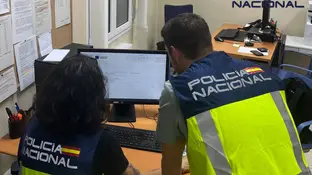 UE.- Detenidas 12 personas en Vic (Barcelona) por simular parejas de hecho con documentación falsa Agentes inspeccionan la documentación falsa REMITIDA / HANDOUT por POLICÍA NACIONAL Fotografía remitida a medios de comunicación exclusivamente para ilustrar la noticia a la que hace referencia la imagen, y citando la procedencia de la imagen en la firma 03/10/2025