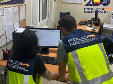 UE.- Detenidas 12 personas en Vic (Barcelona) por simular parejas de hecho con documentación falsa UE.- Detenidas 12 personas en Vic (Barcelona) por simular parejas de hecho con documentación falsa