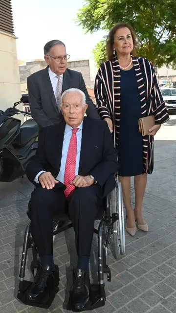 Curro Romero y Carmen Tello en la boda de Cayetano Martínez de Irujo Curro Romero y Carmen Tello en la boda de Cayetano Martínez de Irujo