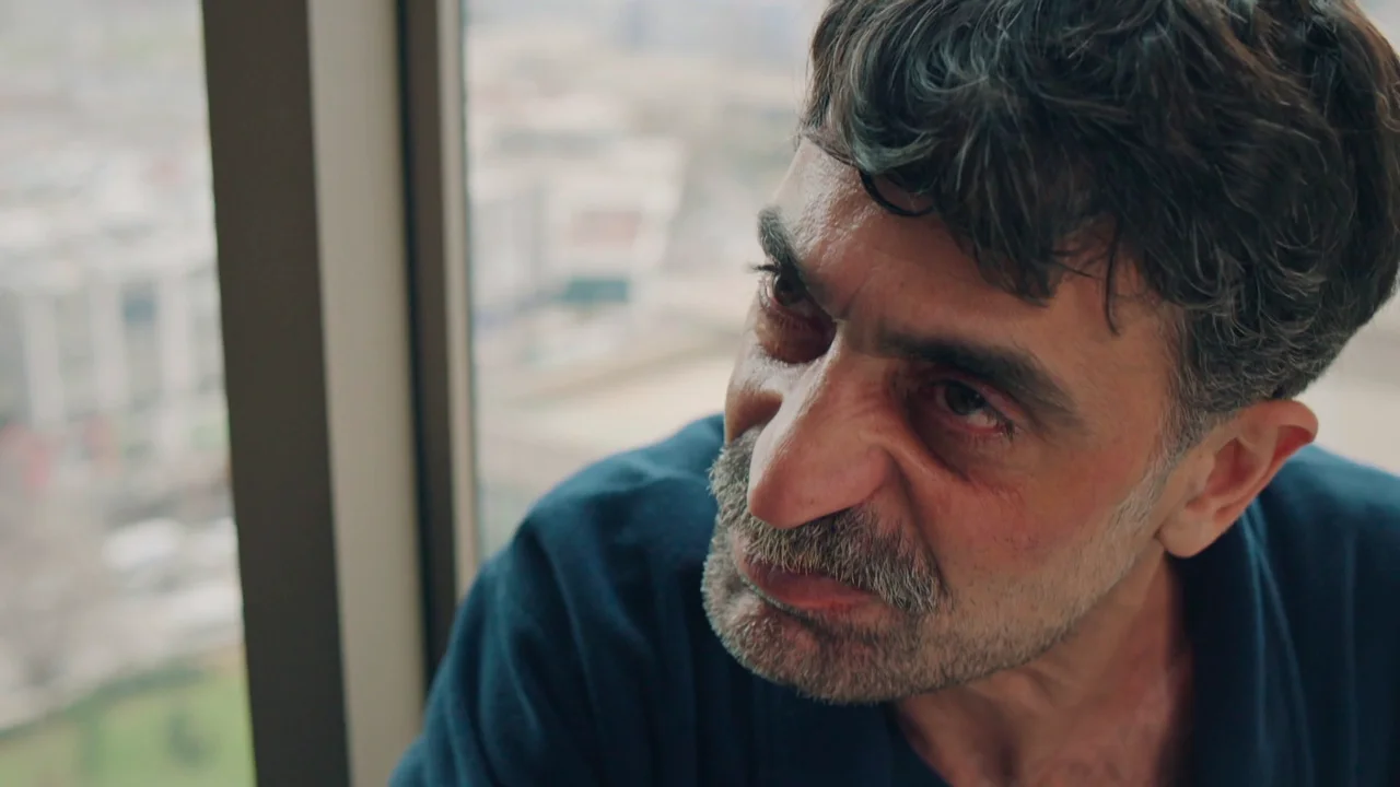 Kazim ajusta cuentas con Ferit y le exige que se aleje de Seyran para siempre