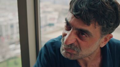 Kazim ajusta cuentas con Ferit y le exige que se aleje de Seyran para siempre 