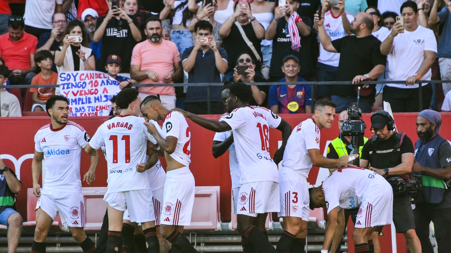 El Sevilla celebra el primer gol ante el Barça El Sevilla celebra el primer gol ante el Barça
