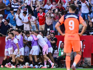 Los jugadores del Sevilla celebran el cuarto gol al Barça