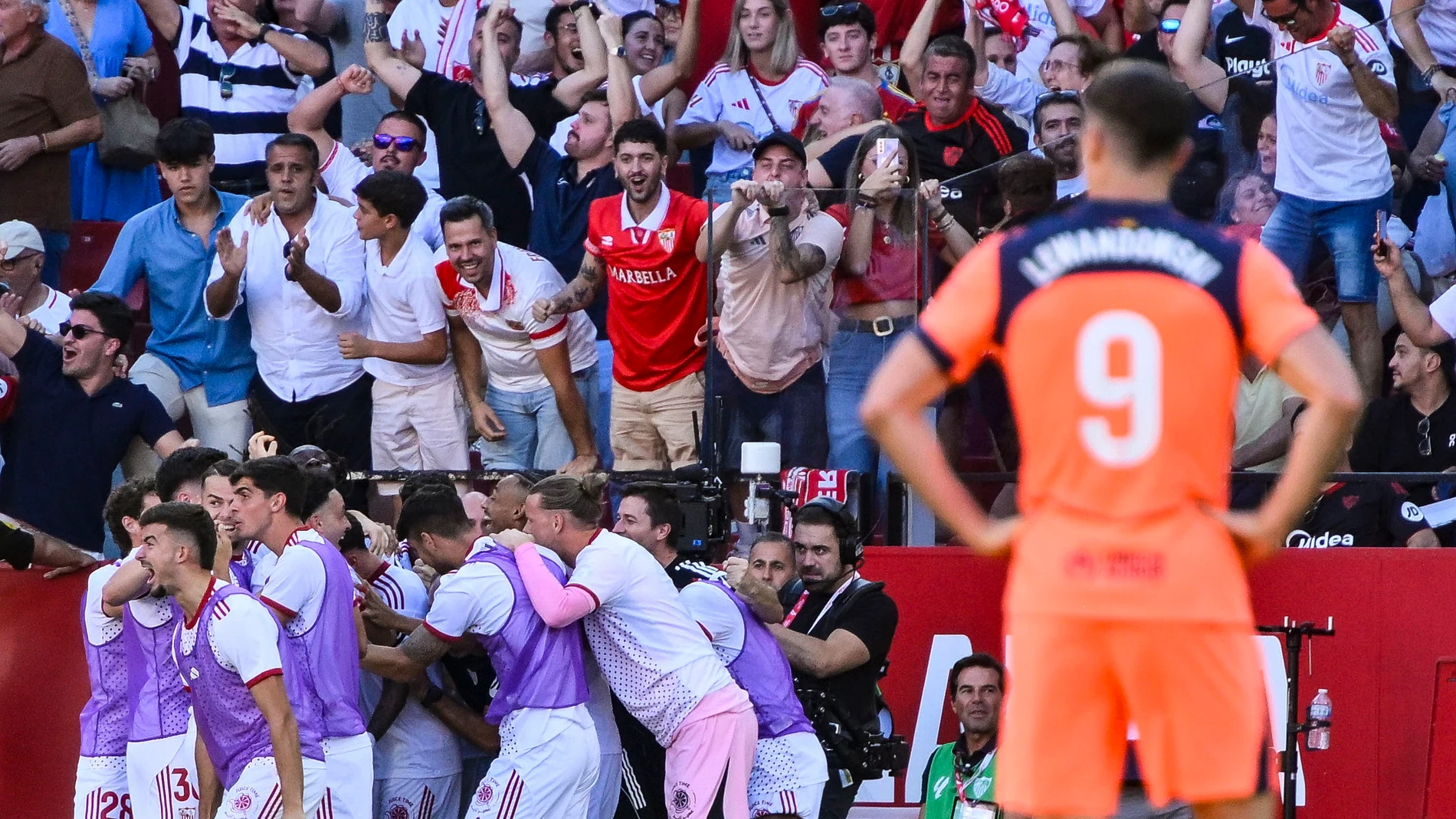 Los jugadores del Sevilla celebran el cuarto gol al Barça Los jugadores del Sevilla celebran el cuarto gol al Barça