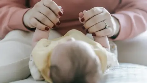 Imagen de archivo de un bebé. Imagen de archivo de un bebé.