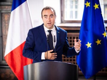 (Foto de ARCHIVO)FILED - 24 July 2025, Lower Saxony, Osnabrueck: Then French Minister of Defense Sebastien Lecornu gives a press statement in the historic town hall of Osnabrueck. Photo: Moritz Frankenberg/dpa24/07/2025 ONLY FOR USE IN SPAIN