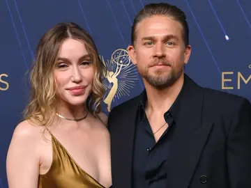 Charlie Hunnam y su pareja Morgana McNelis Charlie Hunnam y su pareja Morgana McNelis