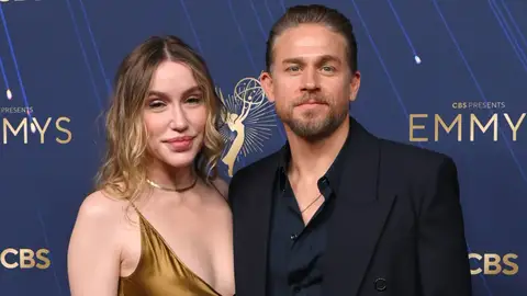 Charlie Hunnam y su pareja Morgana McNelis Charlie Hunnam y su pareja Morgana McNelis