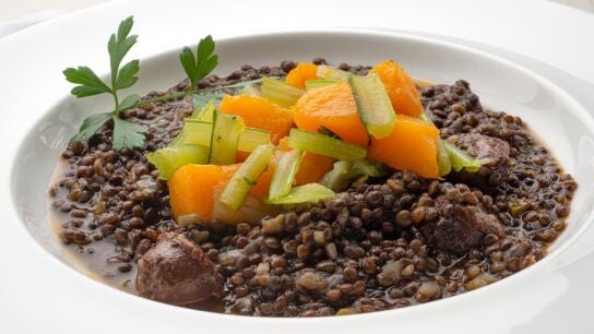 Lentejas con chorizo, calabaza y borraja: la receta de Argui&ntilde;ano que te llenar&aacute; de energ&iacute;a