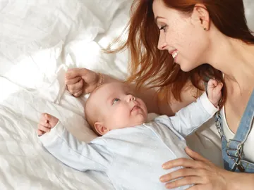 Una madre disfrutando de su bebé Una madre disfrutando de su bebé