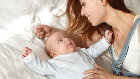 Una madre disfrutando de su bebé Una madre disfrutando de su bebé