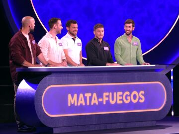 Cinco bomberos deseando esquivar el agua: Juego de pelotas se pone esta noche... &iexcl;al rojo vivo!