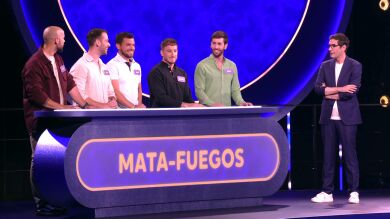 Cinco bomberos deseando esquivar el agua: Juego de pelotas se pone esta noche... ¡al rojo vivo!