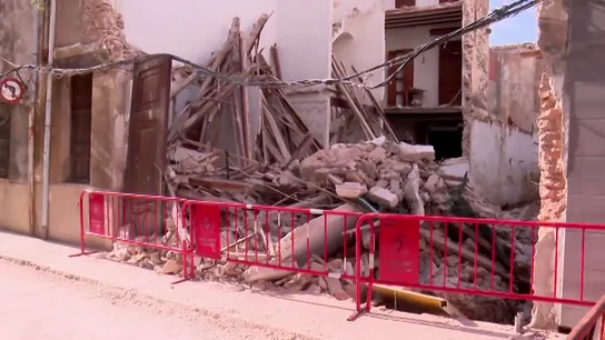 El colapso de una vivienda en obras ha causado el desprendimiento parcial de la casa de al lado El colapso de una vivienda en obras ha causado el desprendimiento parcial de la casa de al lado