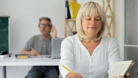 Mujer aprendiendo en clase Mujer aprendiendo en clase