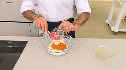 Mezcla los ingredientes hasta que desaparezca la harina Mezcla los ingredientes hasta que desaparezca la harina