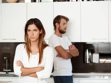 Una pareja discutiendo Una pareja discutiendo