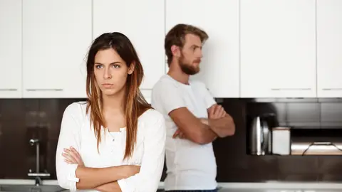 Una pareja discutiendo Una pareja discutiendo